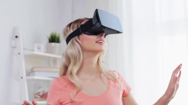 Femme en réalité virtuelle casque — Video