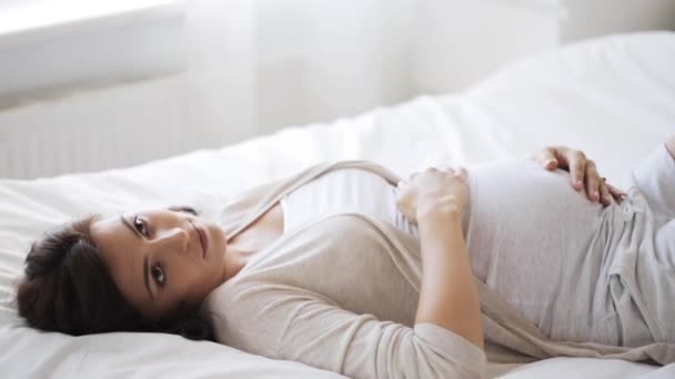 Feliz mulher grávida tocando barriga — Vídeo de Stock