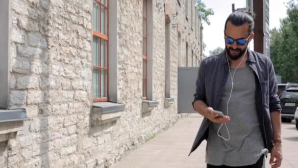 Hombre feliz con auriculares — Vídeo de stock