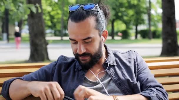 Man with backpack and earphones — Stock Video