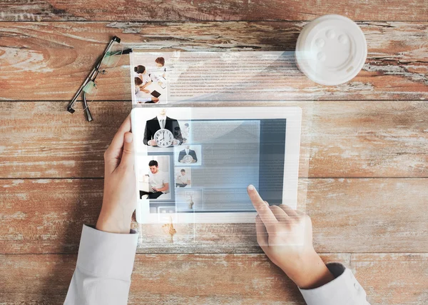 Fechar as mãos com tablet pc e página web — Fotografia de Stock