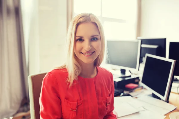 Heureuse créative employée de bureau avec des ordinateurs — Photo