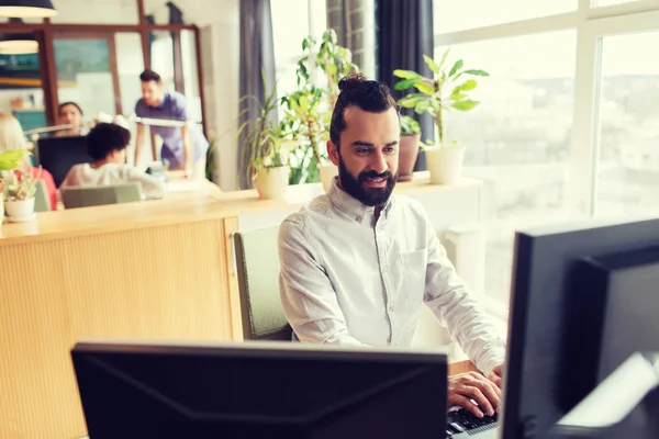 Bilgisayar ile mutlu yaratıcı erkek ofis çalışanı — Stok fotoğraf