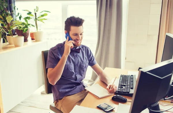 Gelukkig creatieve mannelijke werknemer opgeroepen smarphone — Stockfoto