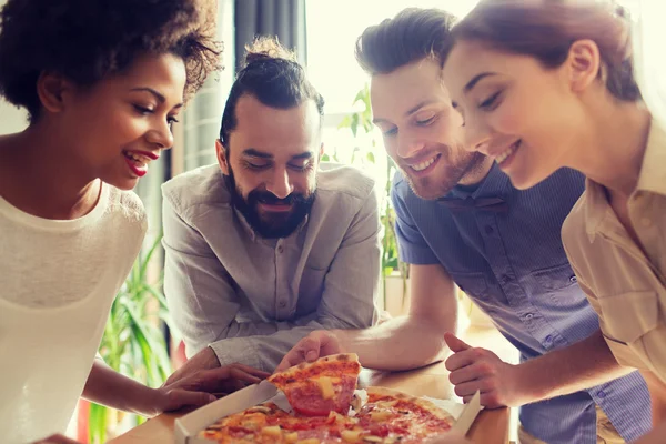 Gelukkig business team pizza eten in office — Stockfoto