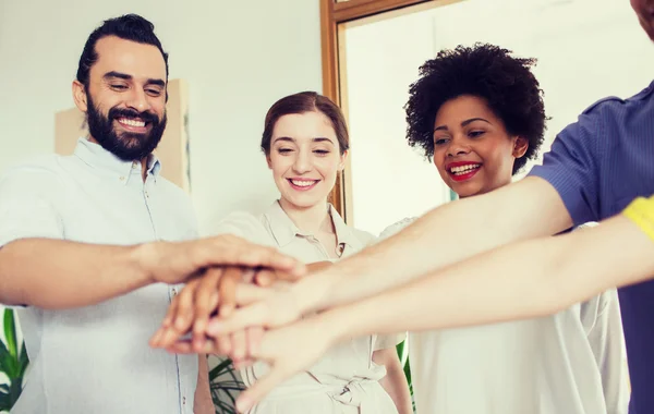 Equipe criativa feliz no escritório — Fotografia de Stock