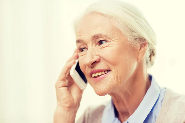 Mujer mayor con teléfono inteligente llamando a casa — Foto de Stock