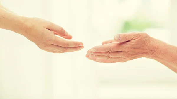 Primo piano di mani di donna anziana e giovane — Foto Stock