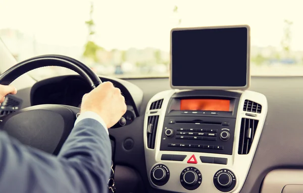 Primer plano de hombre joven con tablet PC coche de conducción — Foto de Stock