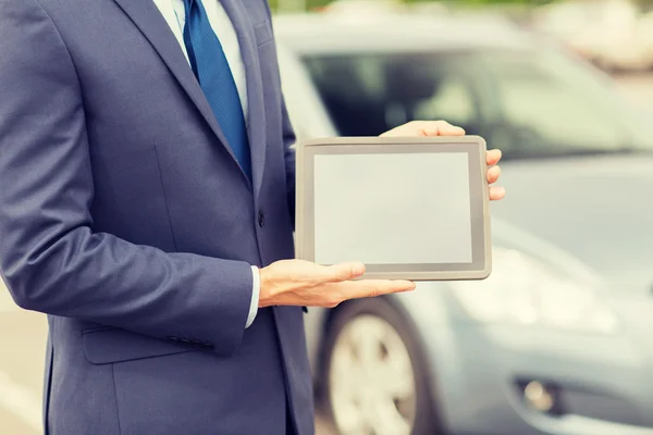 Primer plano del joven con la tableta PC y el coche — Foto de Stock