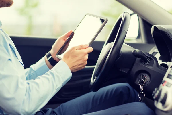Primo piano di giovane uomo con tablet pc guida auto — Foto Stock