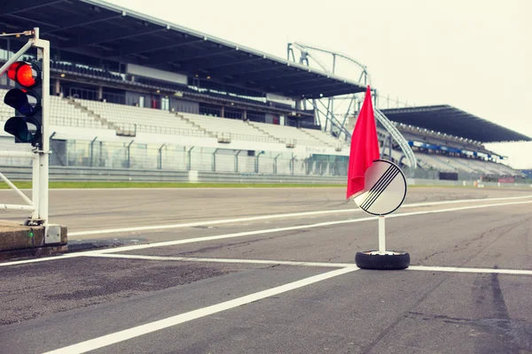 Feux rouges et panneaux routiers sur piste de course — Photo