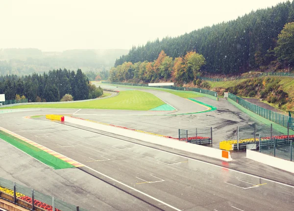 Primer plano de pista de carreras o carretera y nieve — Foto de Stock