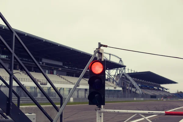 Feux rouges et panneaux routiers sur piste de course — Photo