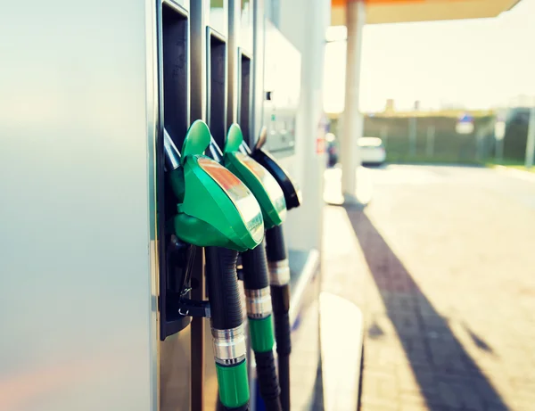 Fechar a mangueira de gasolina no posto de gasolina — Fotografia de Stock