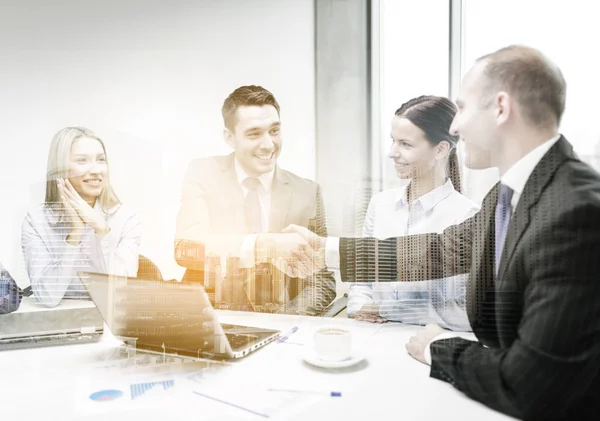 Due uomini d'affari che stringono la mano in ufficio — Foto Stock