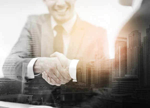 Twee zakenmannen schudden handen in het kantoor — Stockfoto