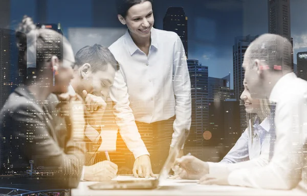 Lächeln weibliche Chefin im Gespräch mit Business-Team — Stockfoto