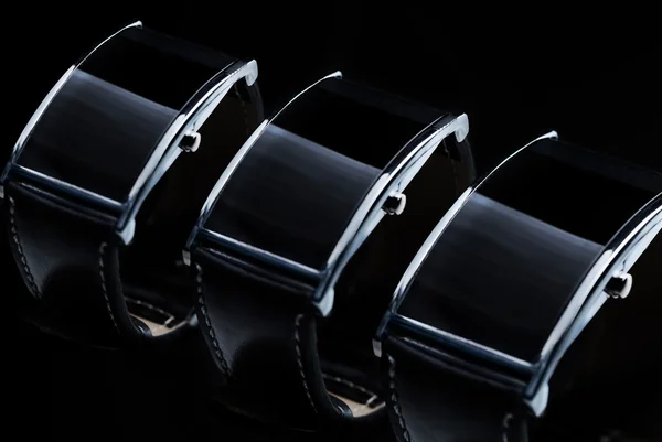 Close-up de relógio inteligente preto ou conjunto de relógio de pulso — Fotografia de Stock