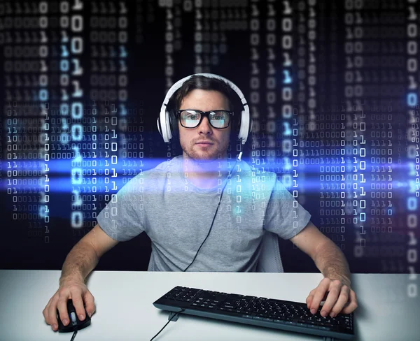 Hombre en auriculares piratería informática o programación —  Fotos de Stock