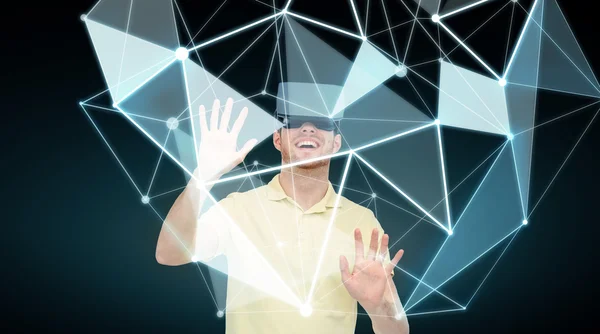 Hombre feliz en auriculares de realidad virtual o gafas 3d — Foto de Stock