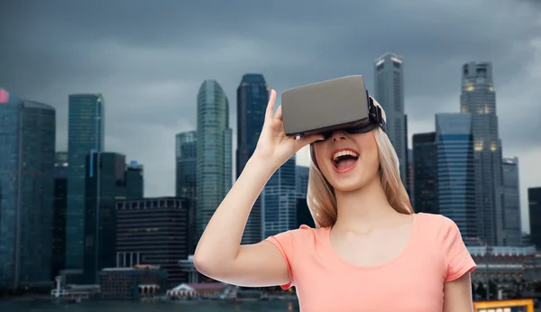 Mulher em óculos de realidade virtual ou 3D — Fotografia de Stock