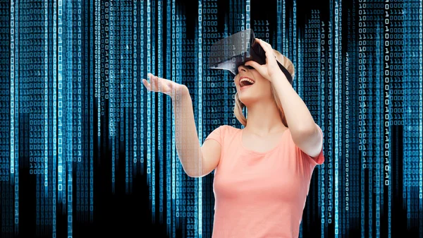 Жінка в гарнітурі віртуальної реальності або 3d окулярах — стокове фото