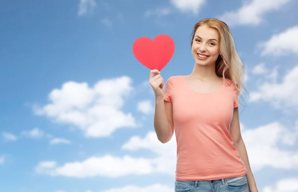 Mujer feliz o chica adolescente con forma de corazón rojo —  Fotos de Stock