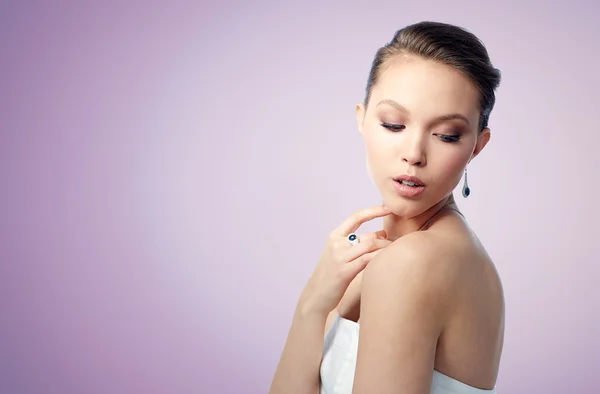 Belle femme avec boucle d'oreille, bague et pendentif — Photo