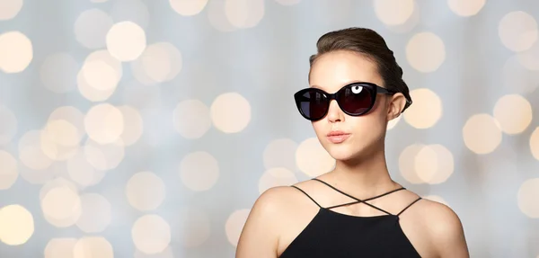Bela jovem mulher em óculos de sol elegantes — Fotografia de Stock
