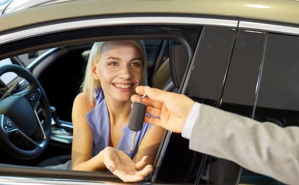 Mulher feliz recebendo chave do carro — Fotografia de Stock