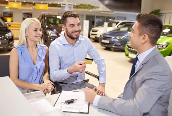 Glückliches Paar mit Autohändler — Stockfoto