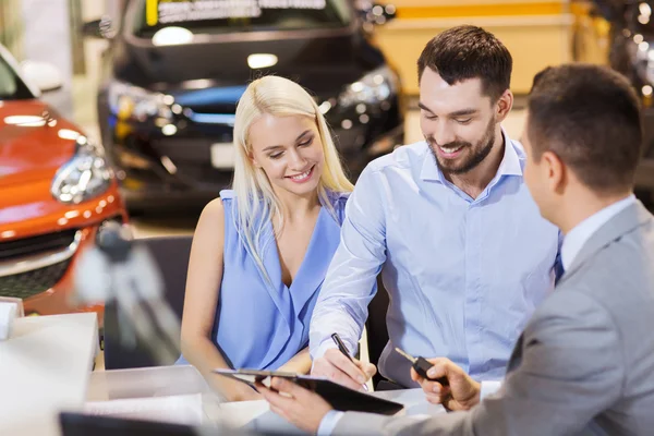 Gelukkige paar met autohandelaar — Stockfoto