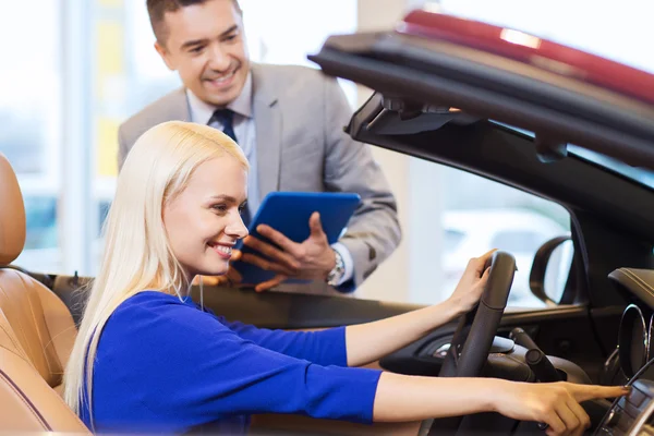 Araba satıcısı ile mutlu kadın — Stok fotoğraf