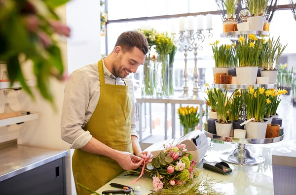 Sonriente florista hombre haciendo racimo — Foto de Stock
