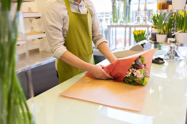 Florist wickelt Blumen ein — Stockfoto