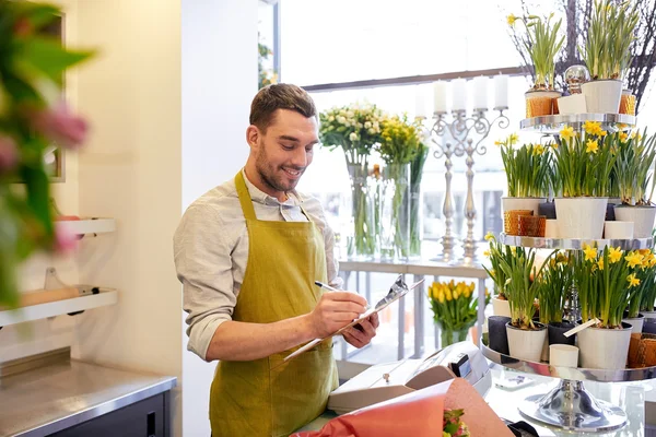 Fiorista uomo con appunti al negozio di fiori — Foto Stock