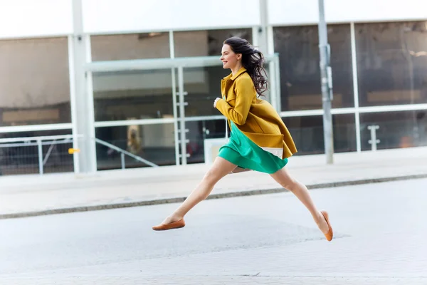 Feliz joven en la calle de la ciudad — Foto de Stock