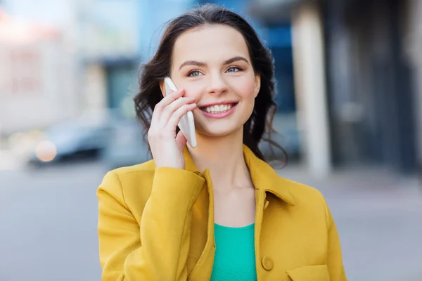 Leende ung kvinna ringer på smartphone — Stockfoto