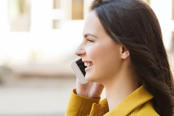 Усміхнена молода жінка телефонує на смартфон — стокове фото
