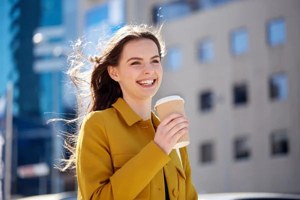 Joyeux jeune femme boire du café — Photo