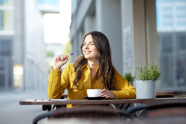 Happy woman with notebook drinking cocoa — Stock Photo, Image