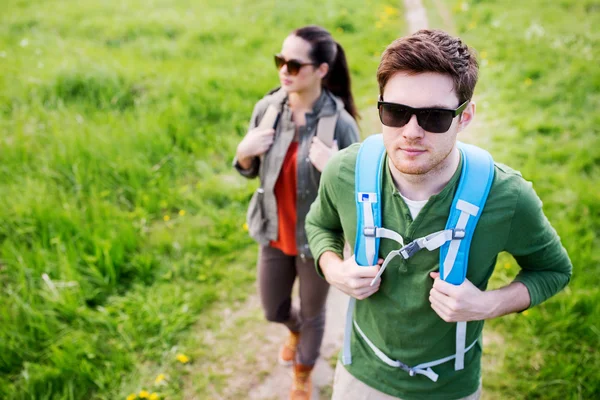 Echtpaar met rugzakken buiten wandelen — Stockfoto