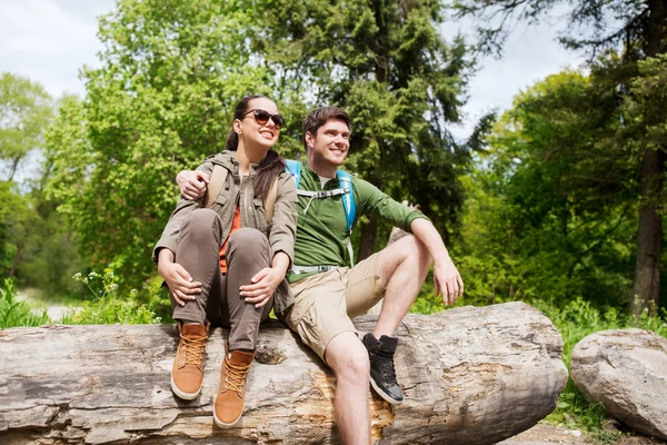 Sorrindo casal com mochilas na natureza — Fotografia de Stock