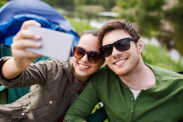 Pareja de viajeros tomando selfie por teléfono inteligente — Foto de Stock