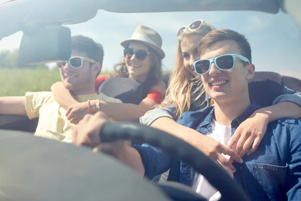Amigos felices conduciendo en coche cabriolet — Foto de Stock