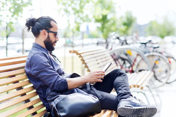 Mann mit Tablet-PC sitzt — Stockfoto