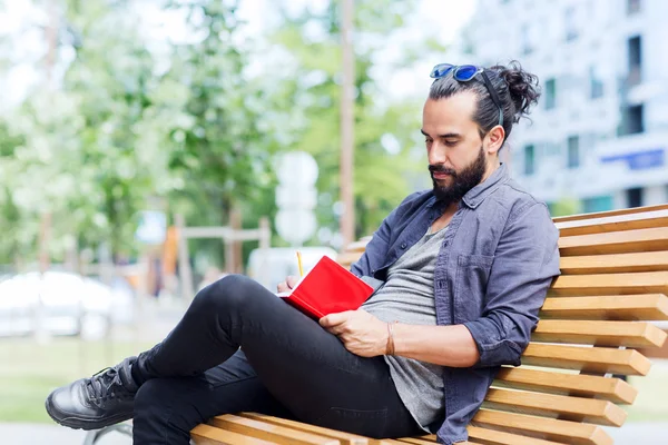 Mann mit Notizbuch oder Tagebuch — Stockfoto