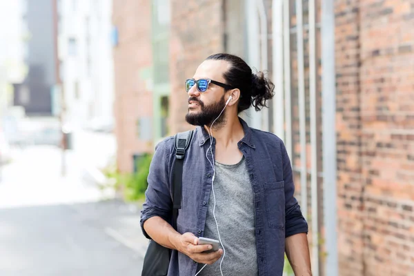 Hombre con auriculares y smartphone —  Fotos de Stock