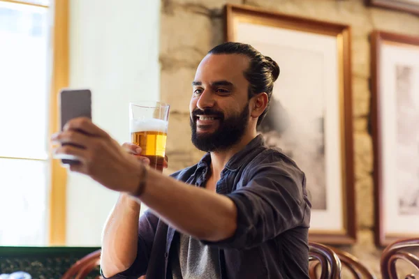 Homme avec smartphone boire de la bière — Photo